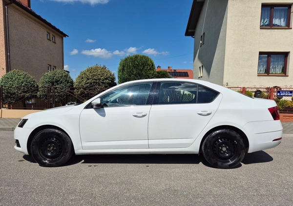 Skoda Octavia cena 37500 przebieg: 219000, rok produkcji 2020 z Tarnów małe 211